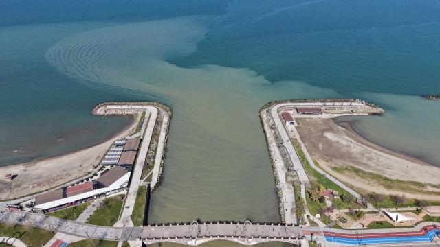 Ordu'da eriyen kar suyu denizin rengini değiştirdi