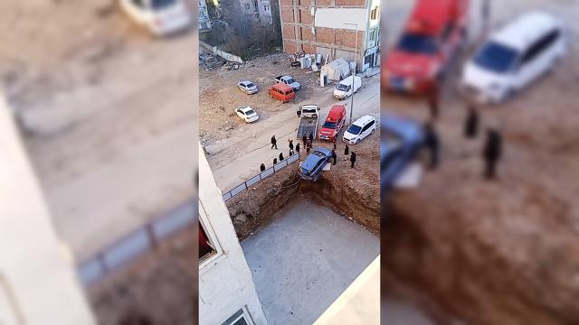 Malatya'da Geri Manevra Yapan Sürücü, İnşaat Temeline Düşmekten Kurtuldu