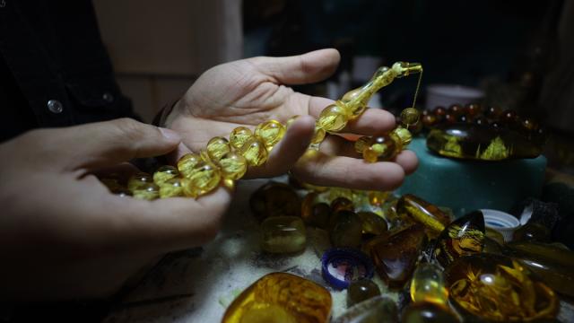 Mardinli "Sofi Usta" tespih tanelerinin içine sembol camileri işliyor