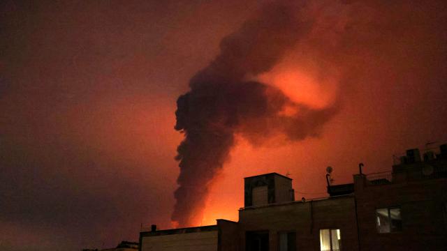 İran'da ABD ve İsrail Saldırıları: Tahran'da Ambulans Vuruldu, Kum'da Sivillere Ait Binalar Hedef Alındı