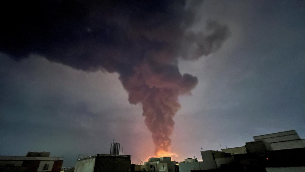 Tahranda petrol depolarında yoğun alevler yükseldi