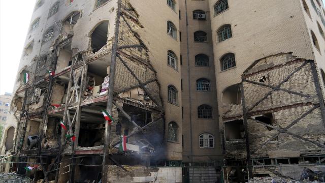 ABD-İsrail saldırıları altındaki Tahran'da yıkım giderek ağırlaşıyor