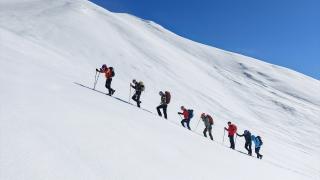 Kış tırmanışı yapan dağcılar 3 metrelik karda zorlu yolculuğa çıkıyor