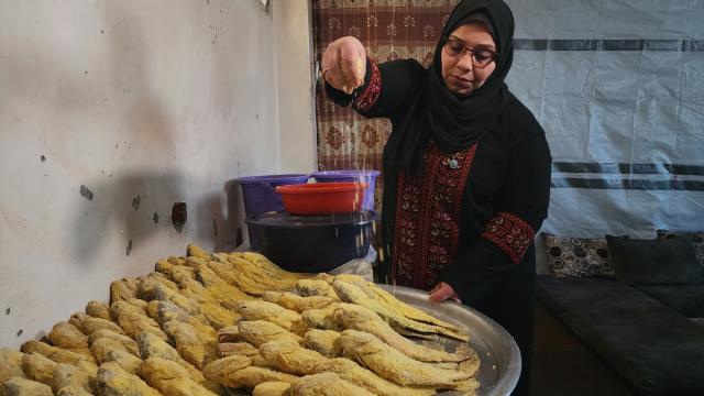 Filistinli anne, beş çocuğunun geçimini sağlamak için tuzlanmış balık üretimi yapıyor