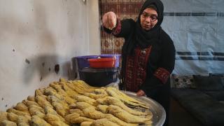 Filistinli anne, beş çocuğunun geçimini sağlamak için tuzlanmış balık üretimi yapıyor