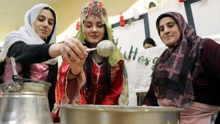 Üniversiteli kızlar, yurtta geleneksel tariflerle yöresel yemekleri öğreniyor