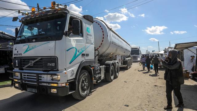 Gazze’ye sınırlı sayıda yardım ve yakıt girişi yapıldı