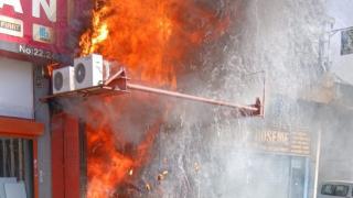 Zeytinburnu'nda 2 katlı iş yerinde yangın