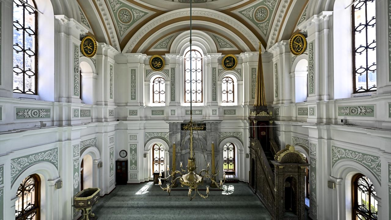 "Minaresinin şerefesi eklektik bir yapıya sahip"