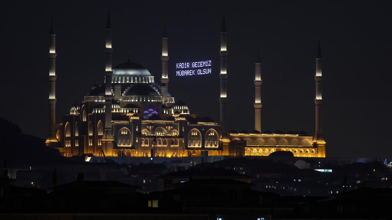 Yurtta Kadir Gecesi dualarla idrak edildi