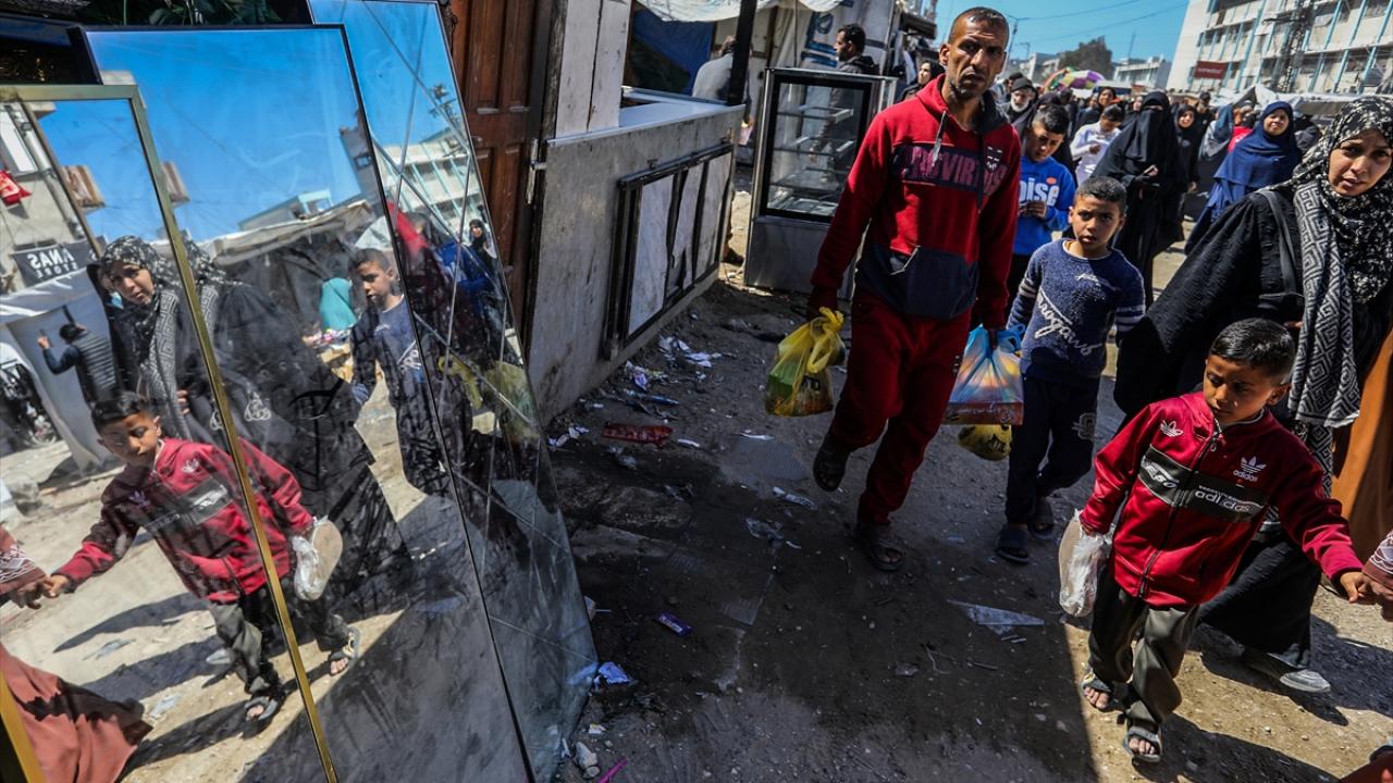 Han Yunus’ta Filistinliler bayram hazırlıkları için çarşılara akın etti