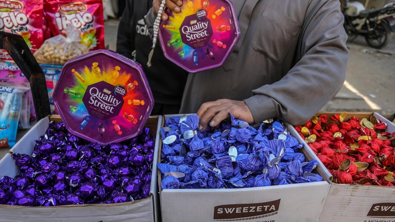 Han Yunus’ta Filistinliler bayram hazırlıkları için çarşılara akın etti