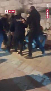 İsrail polisi, teravih namazı kılmak için toplanan Filistinlilere saldırdı