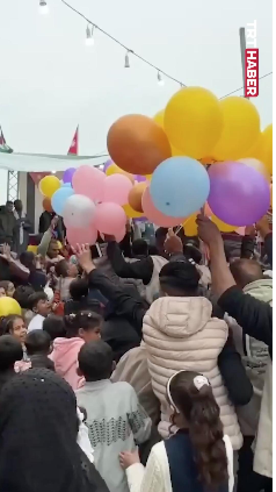 Gazzeli çocukların yüzü bir nebze olsun gülsün diye...