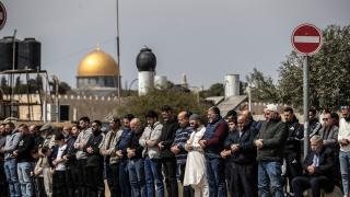 İsrail'in Mescid-i Aksa'yı ibadete kapatması üzerine Filistinliler cuma namazını sokaklarda kıldı