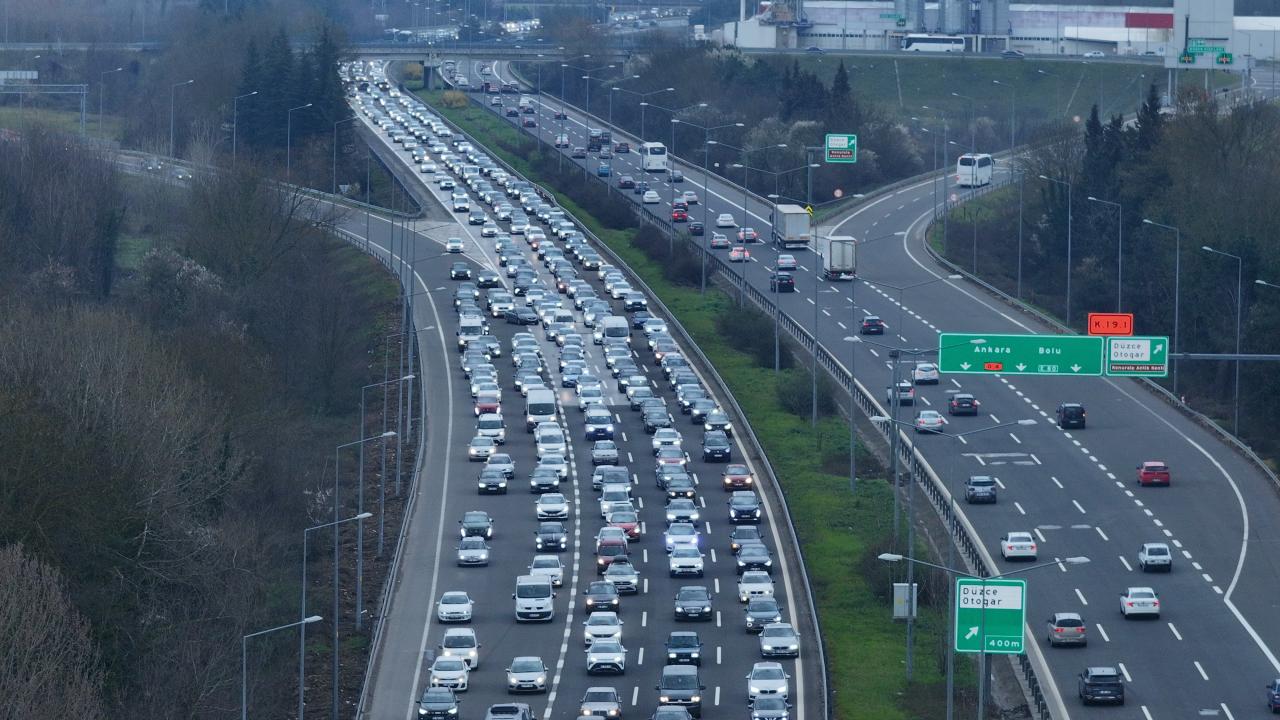 Anadolu Otoyolu’nda bayram tatilinden dönüş yoğunluğu yaşanıyor
