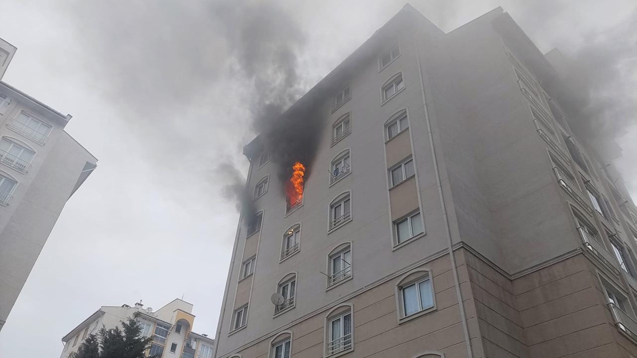 Bursa'da 8 katlı apartmanda yangın paniği