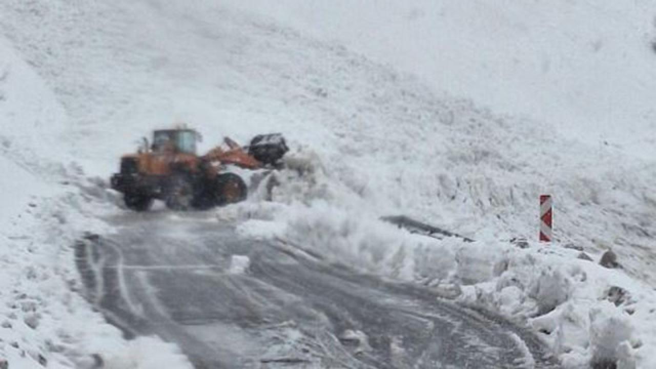 ŞırnakHakkari yolunda çığ: 40 yolcu mahsur kaldı