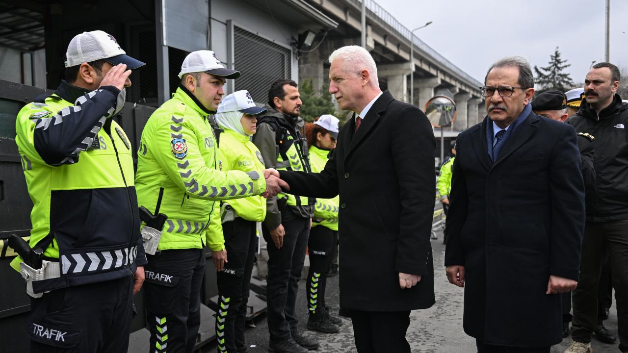 İstanbul Valisi Gül, polis denetim noktasını ziyaret etti