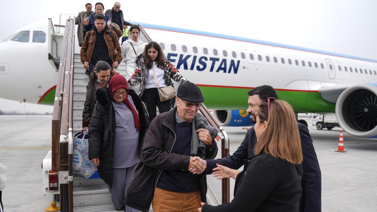 Hataylı depremzedeler Mirziyoyev'in davetiyle Özbekistan'a gitti