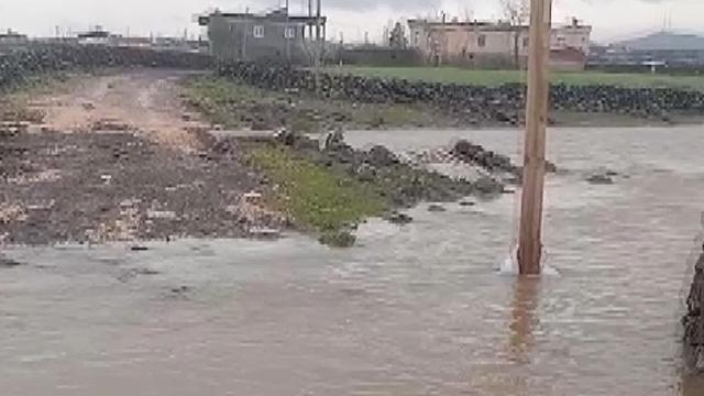 Diyarbakır'da Sağanak Yağış Sonrası Dere Taştı, Ulaşım Aksamaları Yaşandı