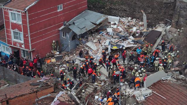 Fatih'te doğal gaz patlaması sonucu 2 bina çöktü