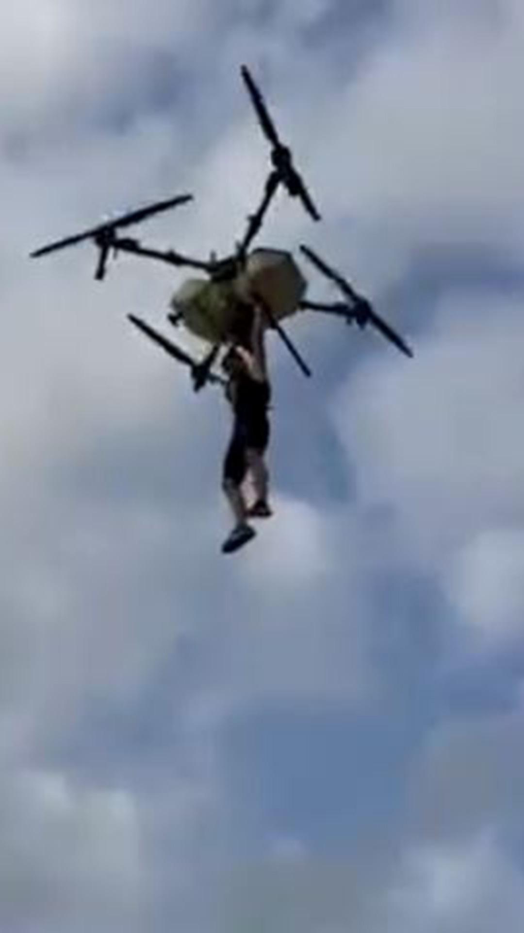 Tarım dronuna tutunan çiftçinin düştüğü anlar kamerada