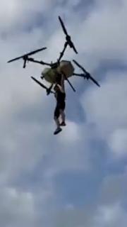 Tarım dronuna tutunan çiftçinin düştüğü anlar kamerada