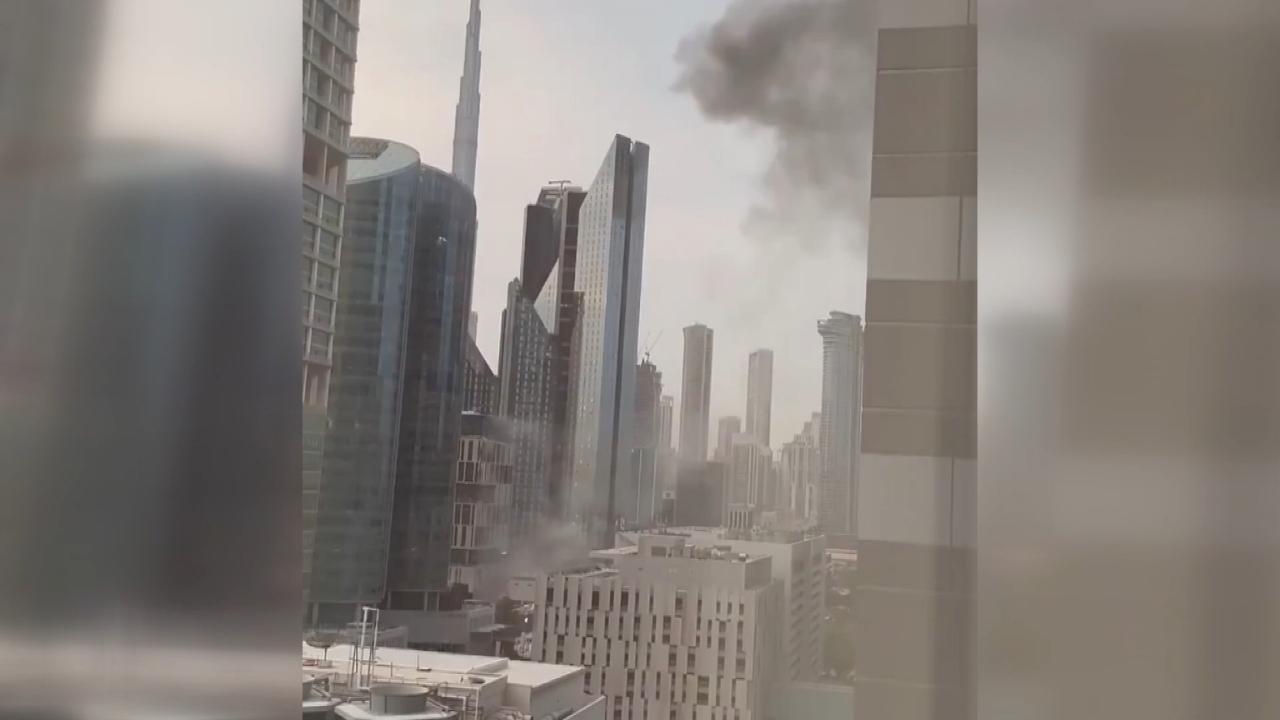 Dubai’de bir binanın cephesine şarapnel parçaları isabet etti