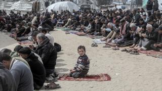 Gazze'de ramazan ayının son cuma namazı Elbani Camii enkazında kılındı