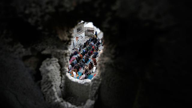 Gazze'de yıkıntılar arasında bayram namazı