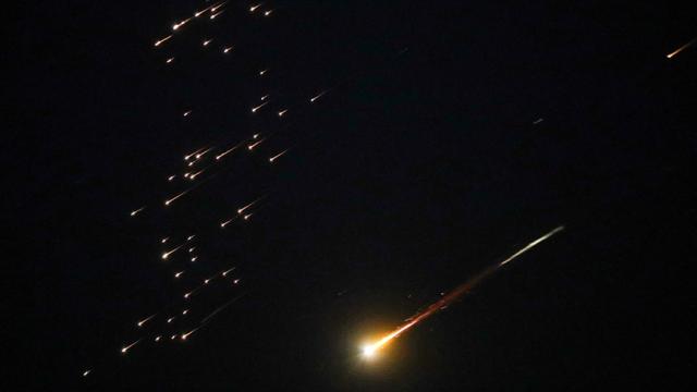 Kiev'e gece saldırısı: Yetkililer balistik füze ve insansız hava araçlarıyla hedef alındığını bildiriyor