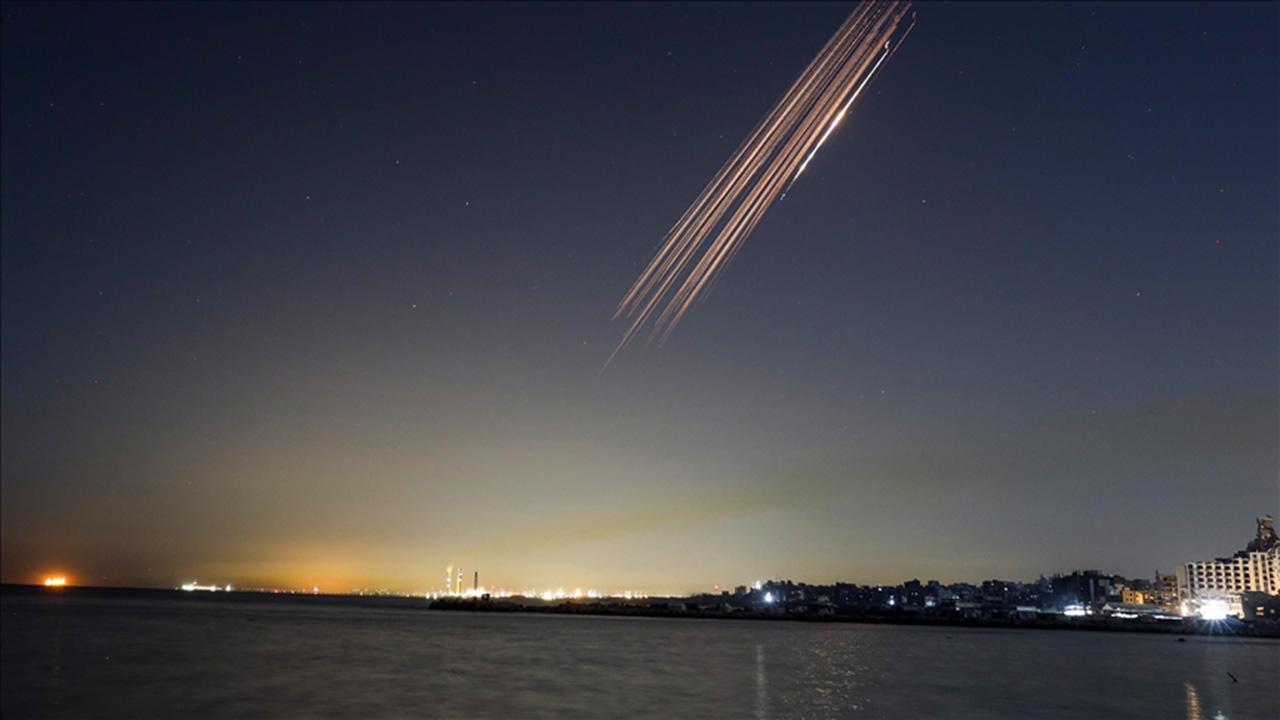 İrandan Körfez ülkelerine yoğun füze ve İHA saldırıları