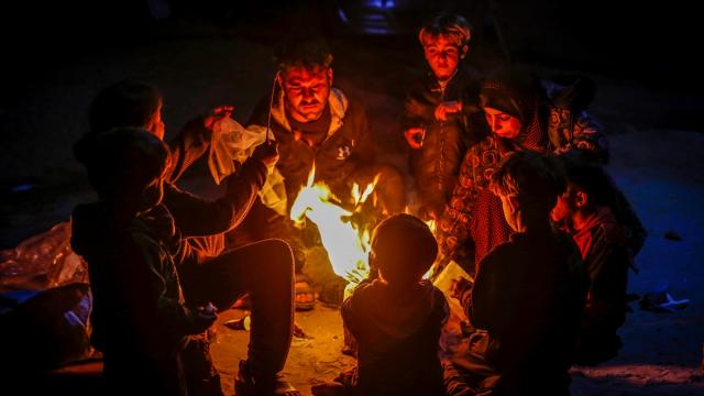 Gazze'deki Filistinliler ateş yakarak soğuktan korunmaya çalışıyor