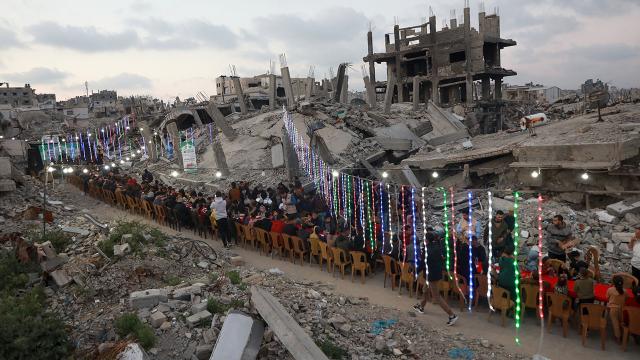 Gazze'de yıkımın yaşandığı mahallede toplu iftar