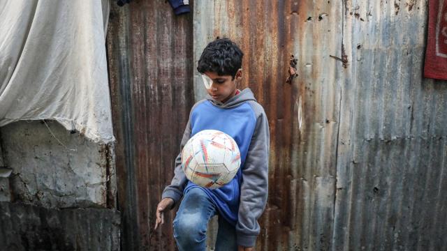 Bir gözünü kaybeden Filistinli çocuk tedavi olup akranlarıyla futbol oynamanın hayalini kuruyor