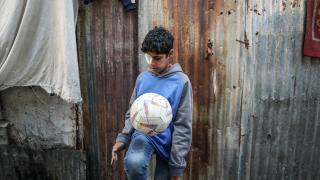 İsrail saldırısında bir gözünü kaybeden Filistinli çocuk tedavi olup akranlarıyla futbol oynamanın hayalini kuruyor