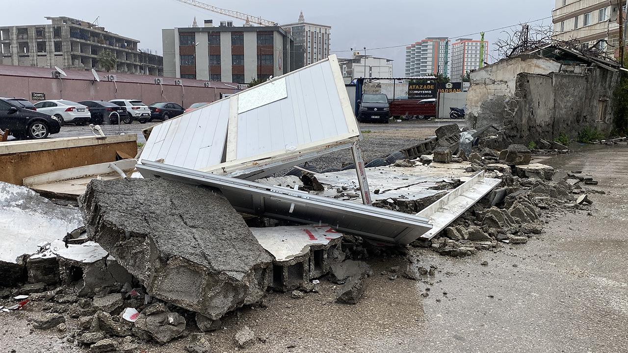 Hatay'ı kuvvetli rüzgar vurdu: Çatılar uçtu, güneş paneli devrildi