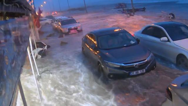 Hatay'da denizin taşmasıyla sahil yolu ve işletmeler su altında kaldı