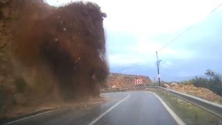 Mersin-Antalya kara yolundaki heyelan kamerada