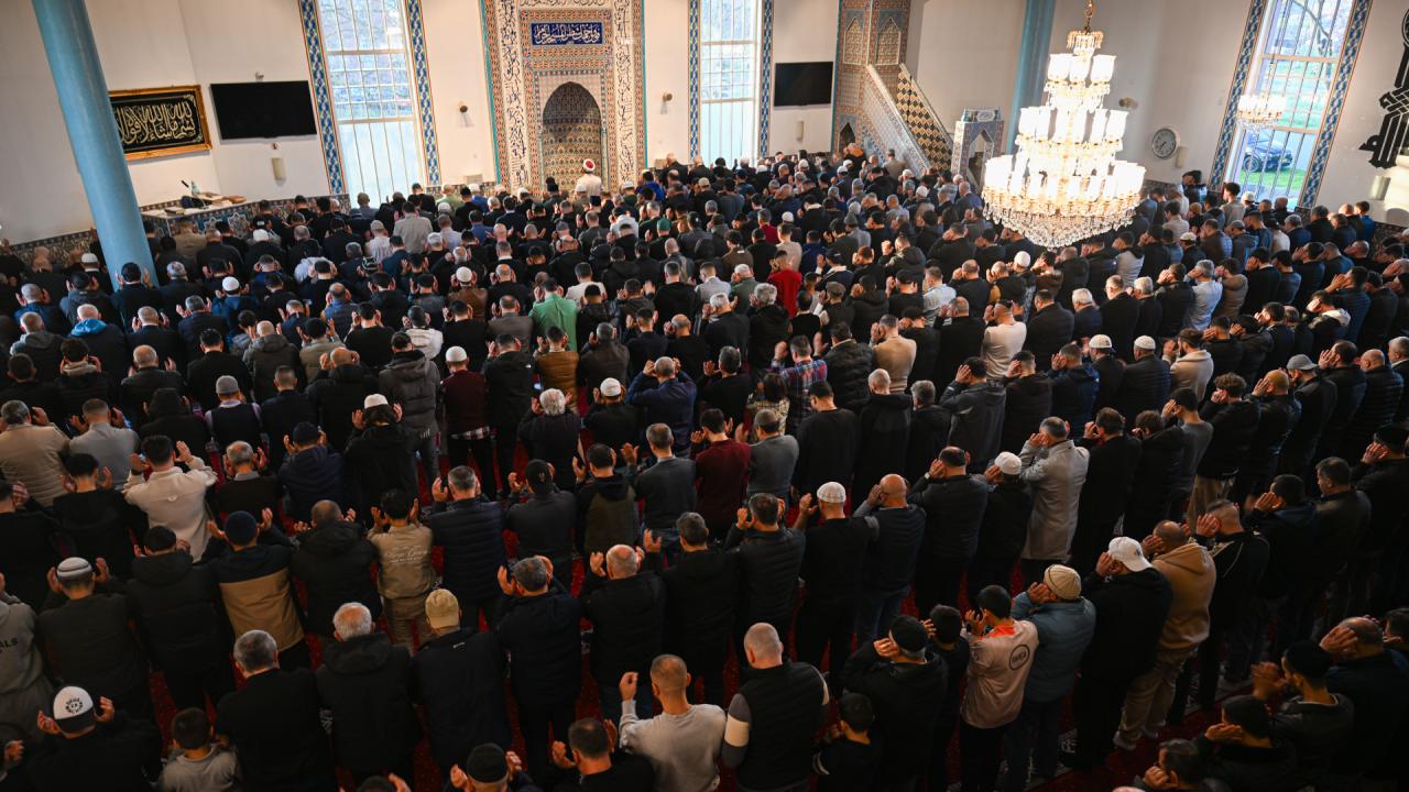 Avrupa'da Müslümanlar bayram namazında camilere akın etti