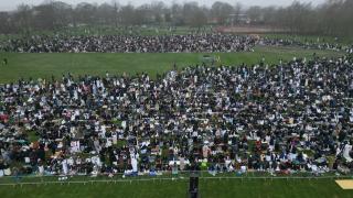 İngiltere Müslümanlar bayramı namazını Small Heath Park'ta kıldı