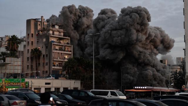 İşgalci İsrail Lübnan'da çok katlı bir binaya saldırdı