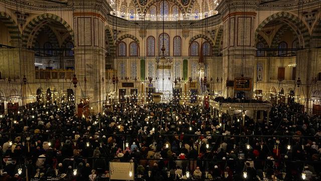 Camiler bayram namazında doldu taştı