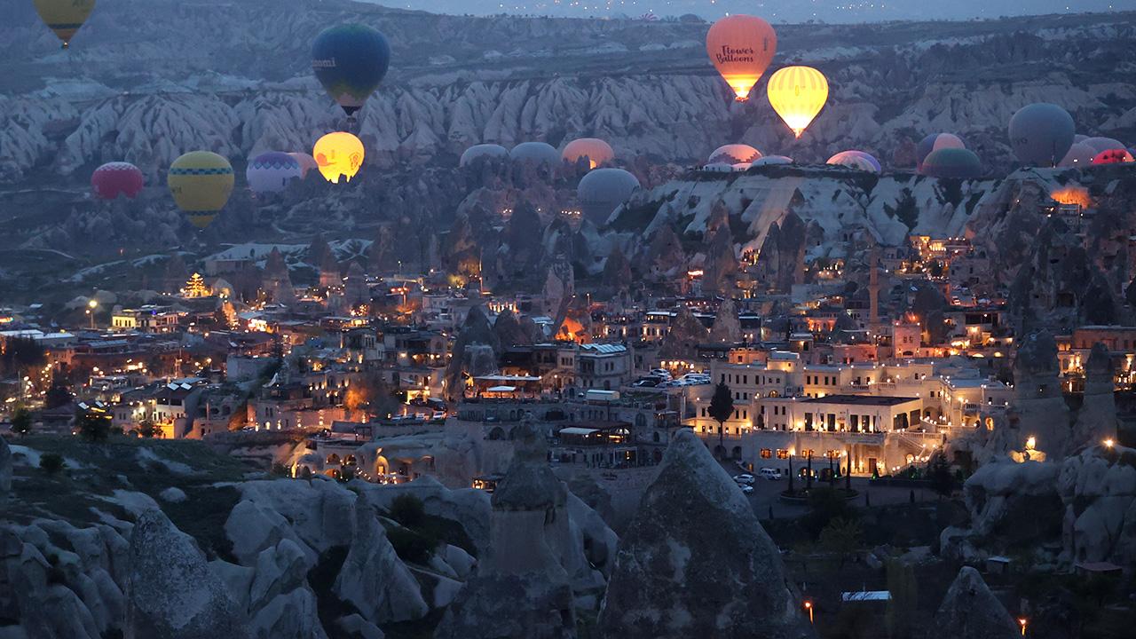 Kapadokya'da rüzgar ve yağmur balon turlarına engel oldu
