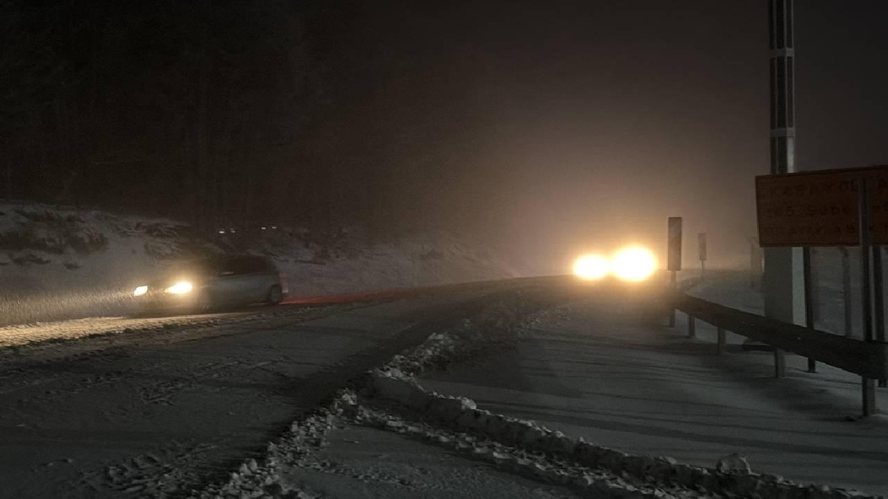 Kütahya’nın Domaniç ilçesinde kar yağışı etkili oluyor