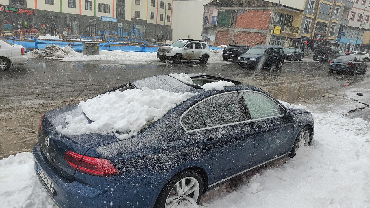 Çatıdan düşen kar kütlesi aracı pert etti