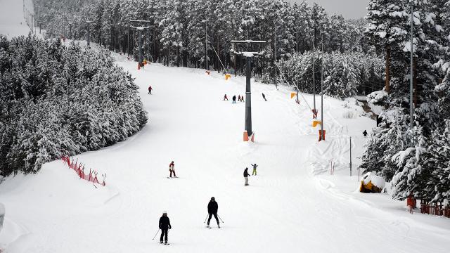 Martta 2 metre kar kalınlığı: Kayakseverler pistlerde