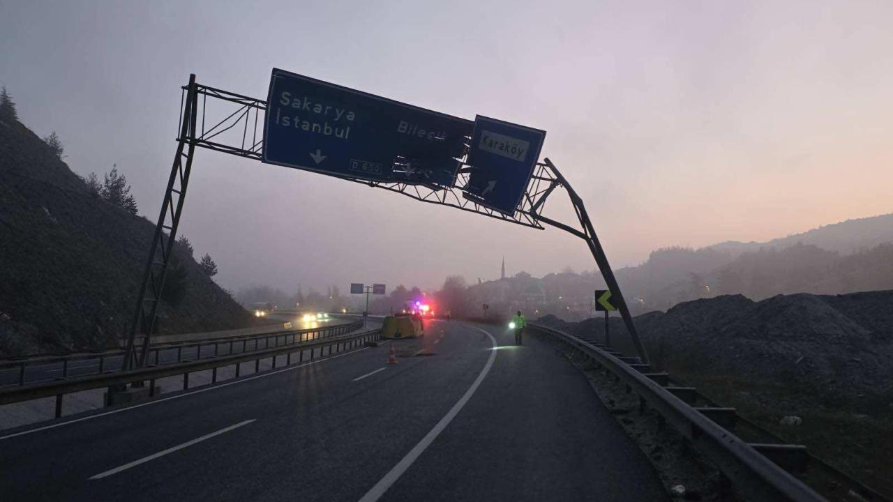 Bilecik'te tır, trafik levhalarına çarptı