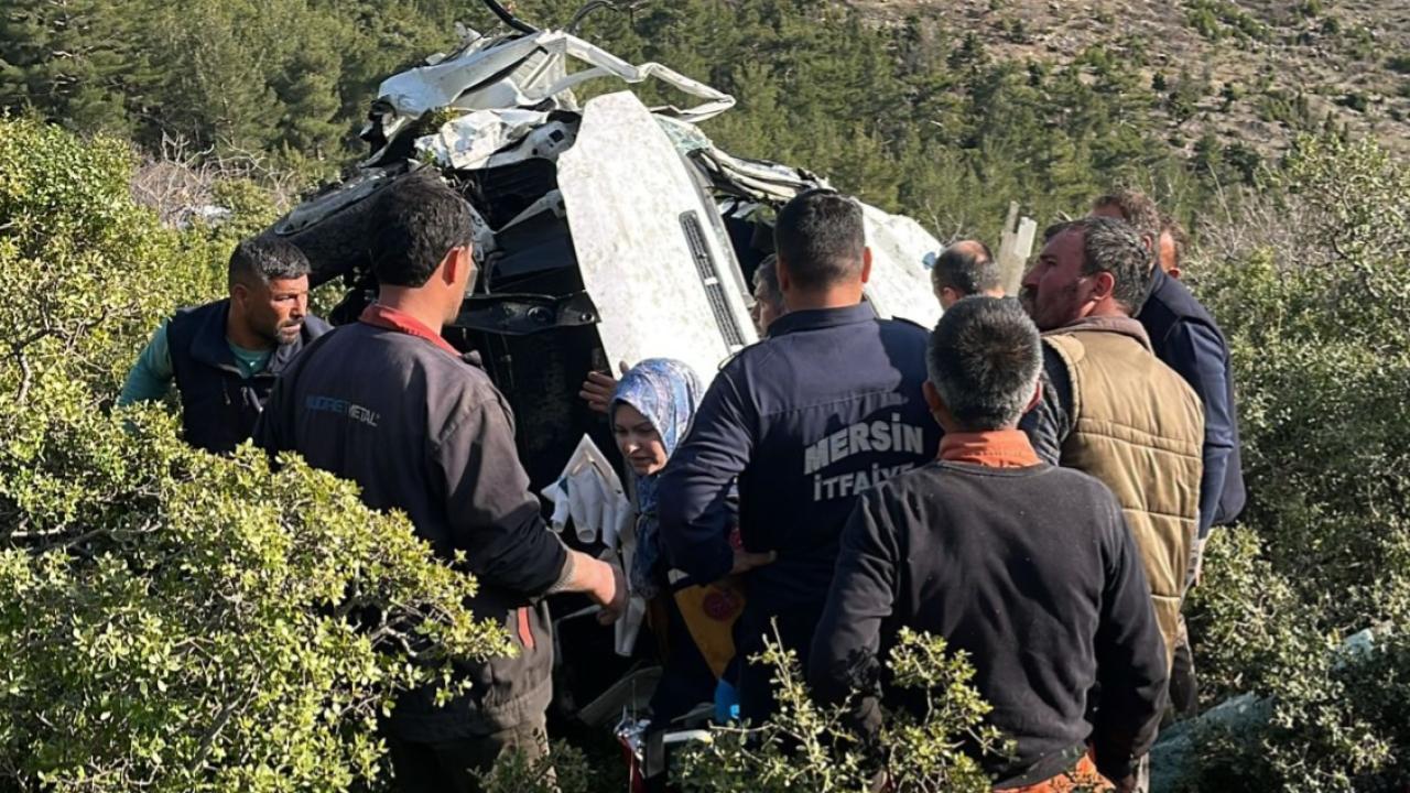 Mersin’de minibüs şarampole yuvarlandı: 2 ölü, 12 yaralı
